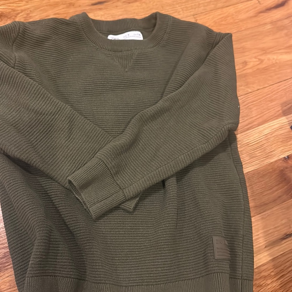 Zara green long sleeve sweater. Boys size 6. Excellent condition.